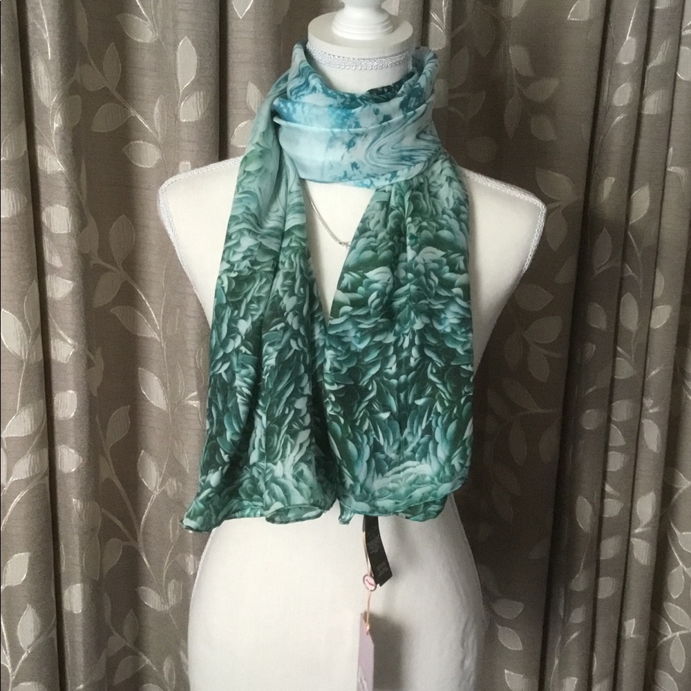 NWT; Scarf - Picture 4 of 8